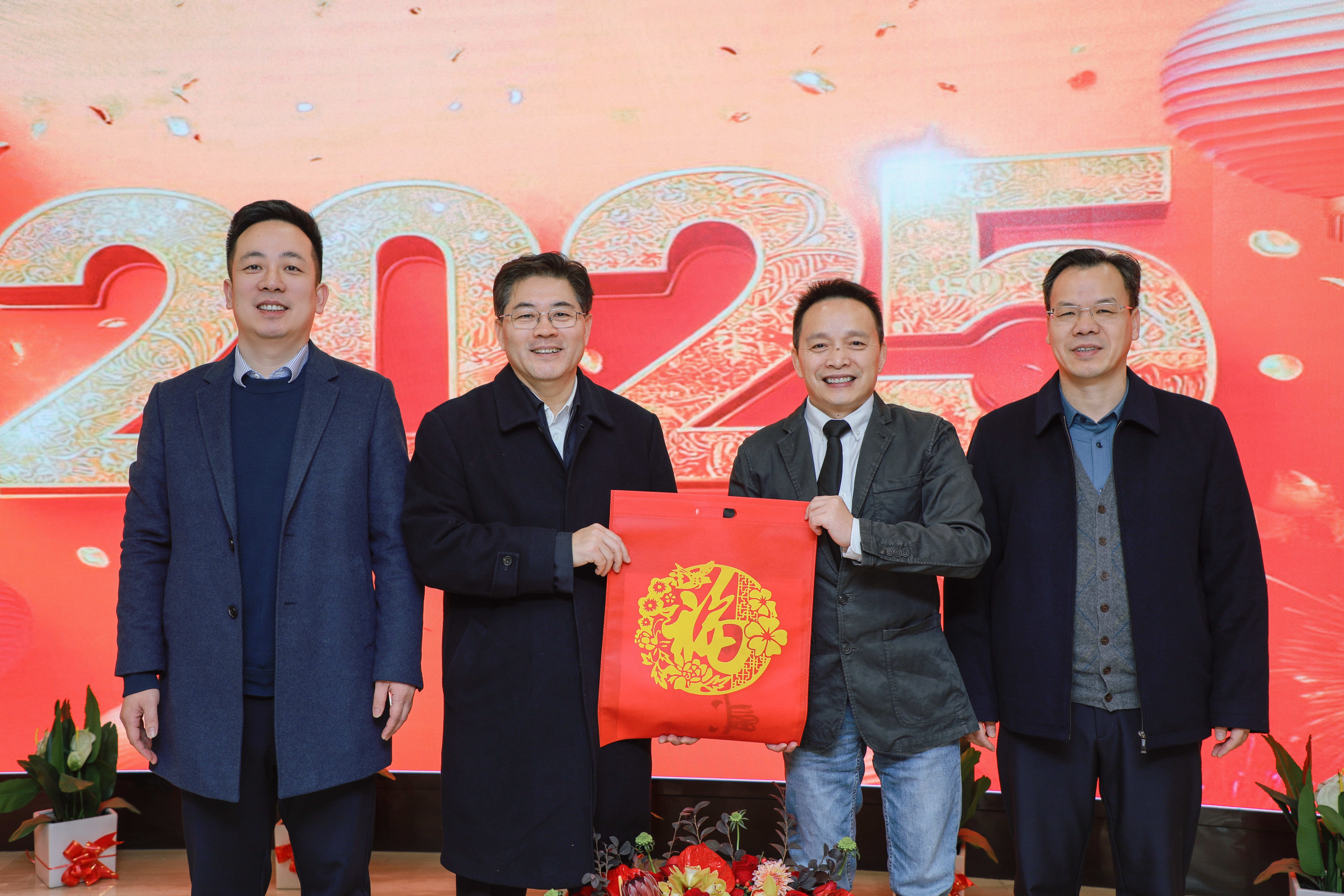 省委統(tǒng)戰(zhàn)部部長(zhǎng)隋忠誠(chéng)一行到鹽津鋪?zhàn)娱_展春節(jié)走訪慰問 省委統(tǒng)戰(zhàn)部部長(zhǎng)隋忠誠(chéng)一行到鹽津鋪?zhàn)娱_展春節(jié)走訪慰問